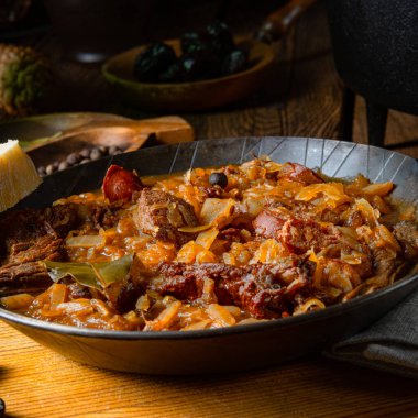 Polonya bigoları şarap ve erikle yapılan eski bir tarifle pişirilir.