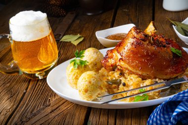 Lahana turşulu domuz budu ve tatlı hardal.