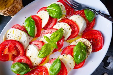 Mozzarella ve fesleğenli domates