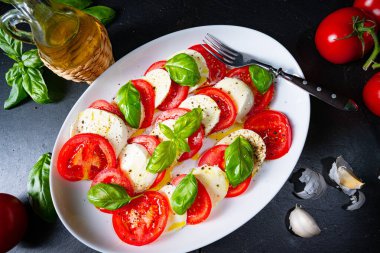 Mozzarella ve fesleğenli domates