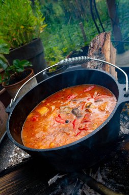 Çaydanlık kebabı açık ateşte hazırlanır.!