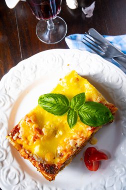 Bolonez ve beşamel soslu lezzetli lazanya.