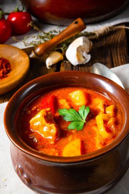 Kazanda ya da demlikte Macar gulaş çorbası