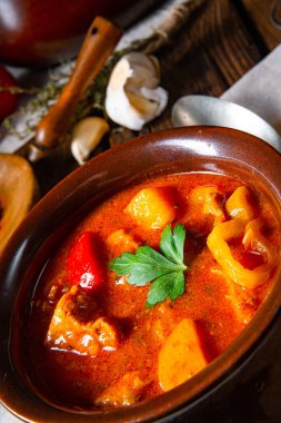 Kazanda ya da demlikte Macar gulaş çorbası