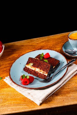 Ahududu ve kahveli Rustik çikolatalı kek.