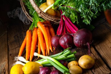 Korb mit verschiedene gemse: rote beete und karotte, close-up view