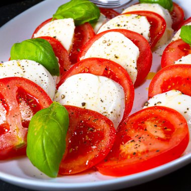 Mozzarella ve fesleğenli domates