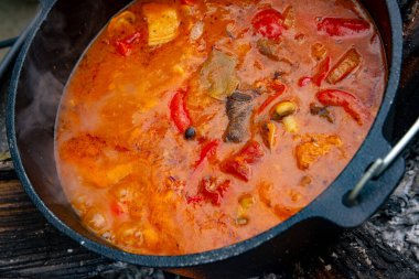 Çaydanlık kebabı açık ateşte hazırlanır.!