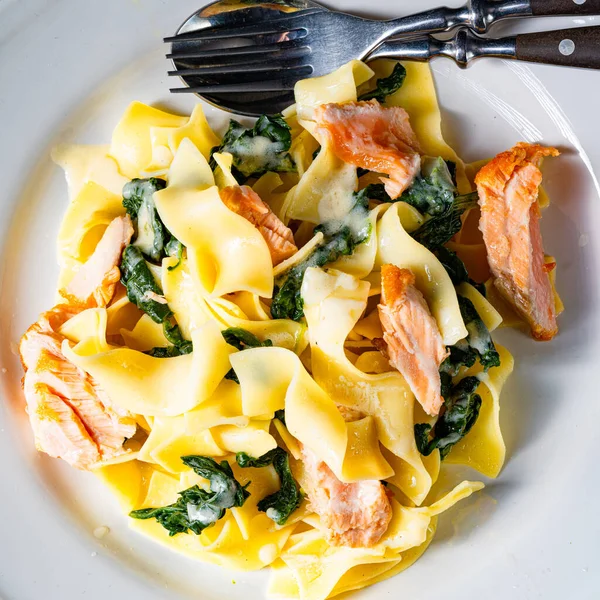 Tagliatelle Salmon Spinach Cream Sauce — Stock Photo, Image