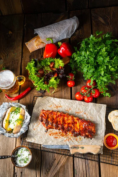 Baharatlı pirzola, fırında patates ve ekşi krema