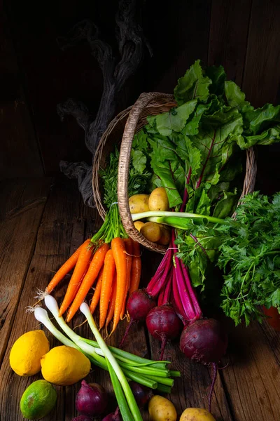 Korb mit verschiedene gemse: rote beete und karotte, close-up view