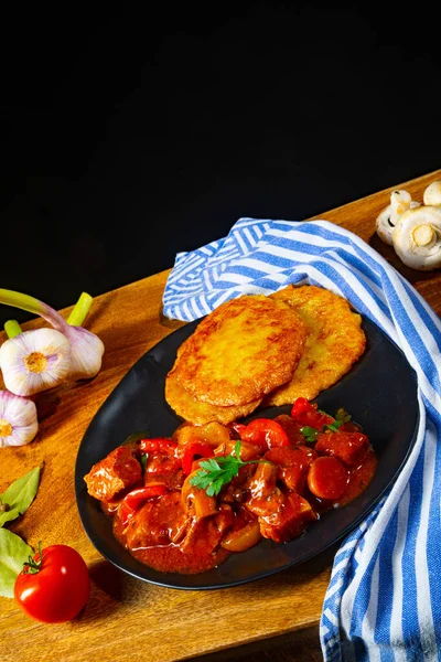 Original Ungarisches Gulasch Mit Kartoffelpuffer — Stockfoto