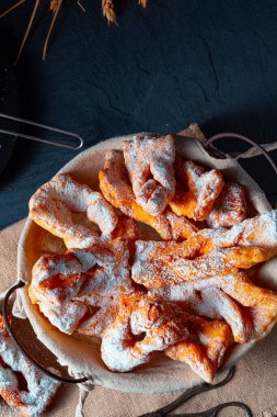 Raderkkuchen geleneksel bir Polonya domuz yağı pastasıdır.