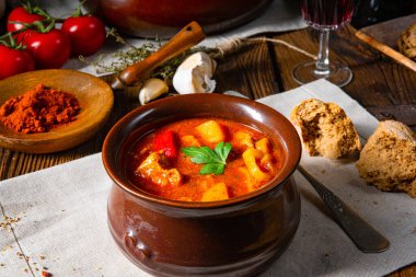 Macar goulash çorbası kazan ya da demlik, yakın çekim manzaralı.