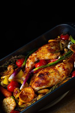 Çeşitli sebzelerle kızarmış tavuk bacağı, yakın çekim.