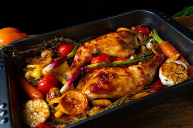 Çeşitli sebzelerle kızarmış tavuk bacağı, yakın çekim.