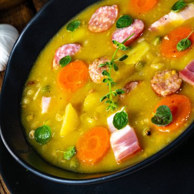 Domuz pastırması, sosis ve yakın çekim manzaralı kırsal bezelye çorbası.