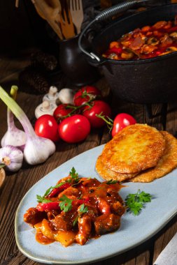 Patatesli gözleme ile orijinal Macar tas kebabı, yakın çekim.