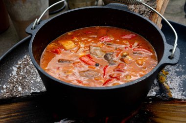 Çaydanlık kebabı açık ateşte hazırlanıyor, yakın çekim görüş!