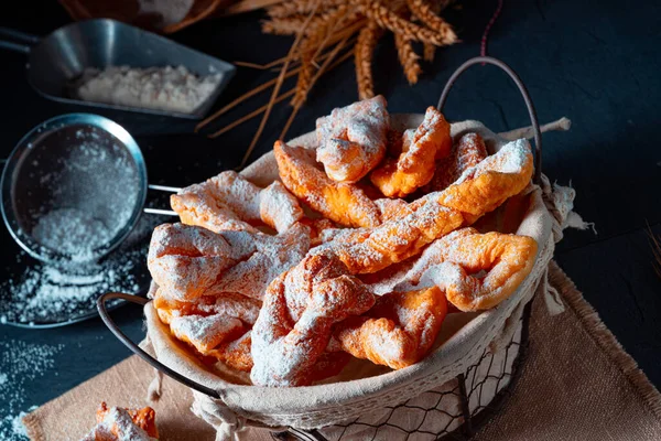 Raderkkuchen geleneksel bir Polonya domuz yağı pastasıdır.