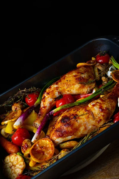 Çeşitli sebzelerle kızarmış tavuk bacağı, yakın çekim.