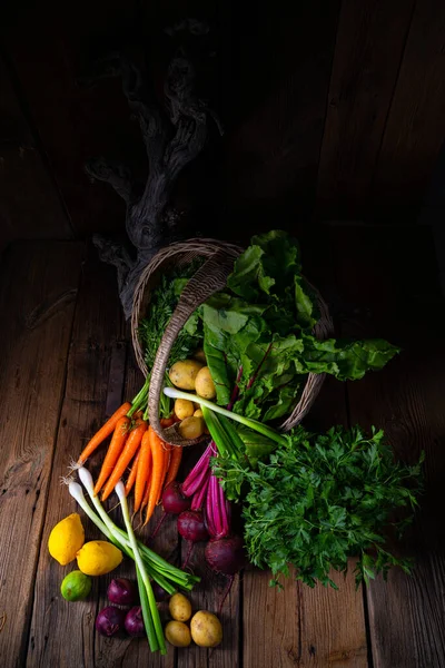 Korb mit verschiedene gemse: rote beete und karotte, close-up view