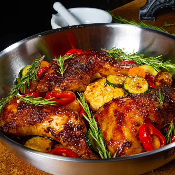 Çeşitli sebze ve baharatlarla kızartılmış tavuk budu, yakın plan görüş.