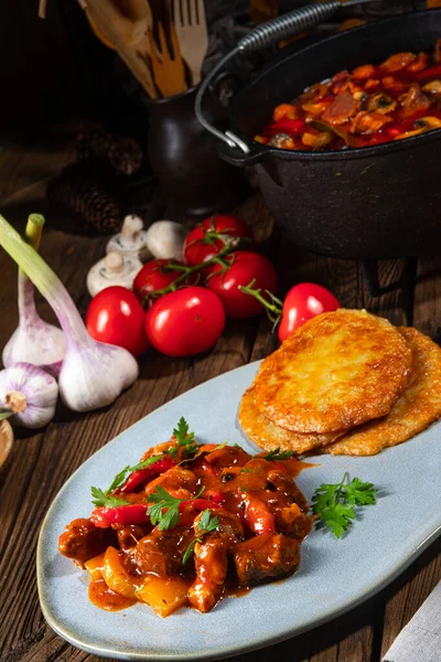 Patatesli gözleme ile orijinal Macar tas kebabı, yakın çekim.