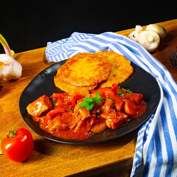 Patatesli gözleme ile orijinal Macar tas kebabı, yakın çekim.