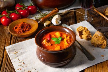 Kazanda ya da demlikte Macar gulaş çorbası