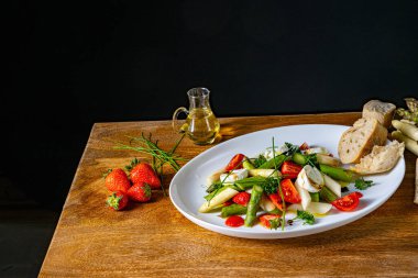 Çilekli kuşkonmaz salatası, domates ve keçi peyniri.