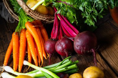 İçinde farklı sebzeler olan sepet: pancar ve havuç.