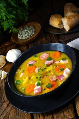 Domuz pastırması ve sosisli bezelye çorbası.