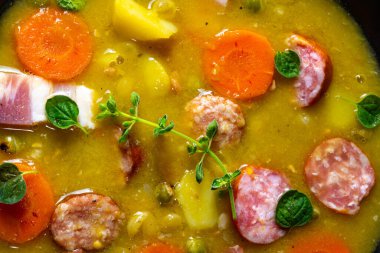 Domuz pastırması ve sosisli bezelye çorbası.