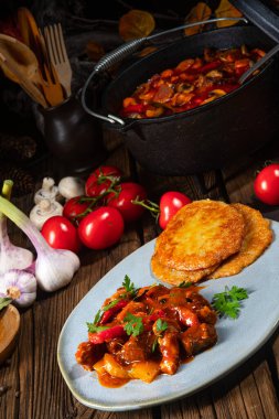 Patates gözlemeli orijinal Macar gulaşı.