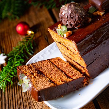 Noel zencefilli ekmeği reçelle dolu