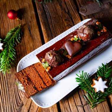 Noel zencefilli ekmeği reçelle dolu