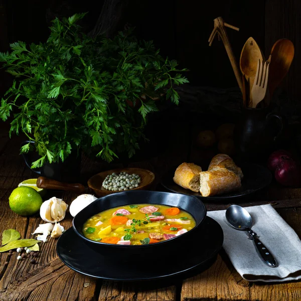 带有熏肉和腊肠的红豆汤 — 图库照片