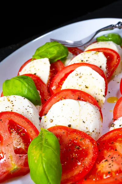 Tomate Con Mozzarella Albahaca —  Fotos de Stock