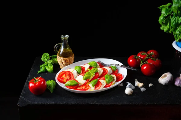 Tomat Dengan Mozzarella Dan Kemangi — Stok Foto