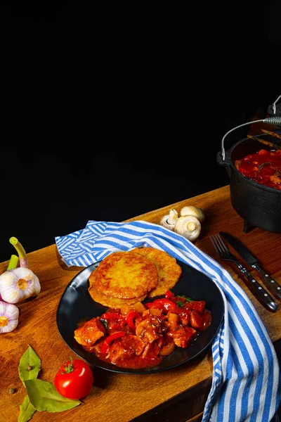 Original Ungarisches Gulasch Mit Kartoffelpuffer — Stockfoto