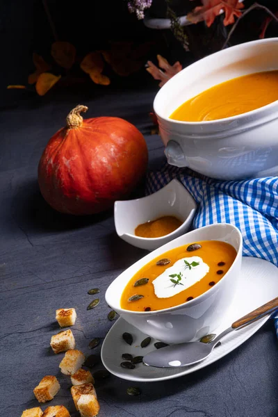 Hindistan cevizi sütüyle balkabağı kremalı lezzetli çorba.