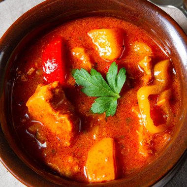 Kazanda ya da demlikte Macar gulaş çorbası