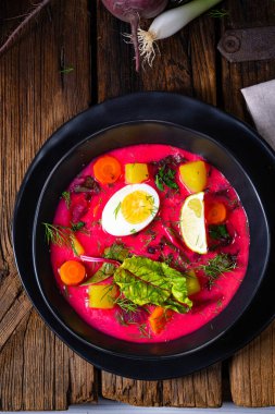 Botwinka Polonya bahar pancar çorbası