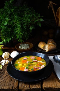 Domuz pastırması ve sosisli bezelye çorbası.