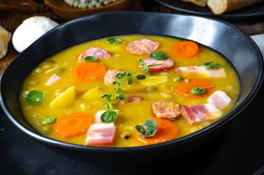 Domuz pastırması ve sosisli bezelye çorbası.