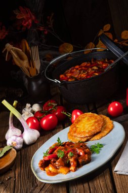 Patates gözlemeli orijinal Macar gulaşı.