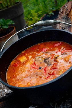 Çaydanlık kebabı açık ateşte hazırlanır.!