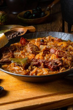 Polonya bigoları şarap ve erikle yapılan eski bir tarifle pişirilir.