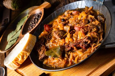 Polonya bigoları şarap ve erikle yapılan eski bir tarifle pişirilir.